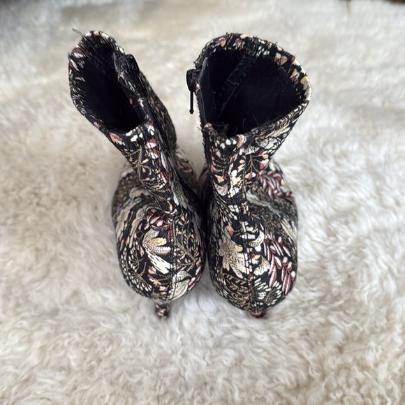 Floral Tapestry Embroidered Pointed Ankle Boots - Picture 3 of 6